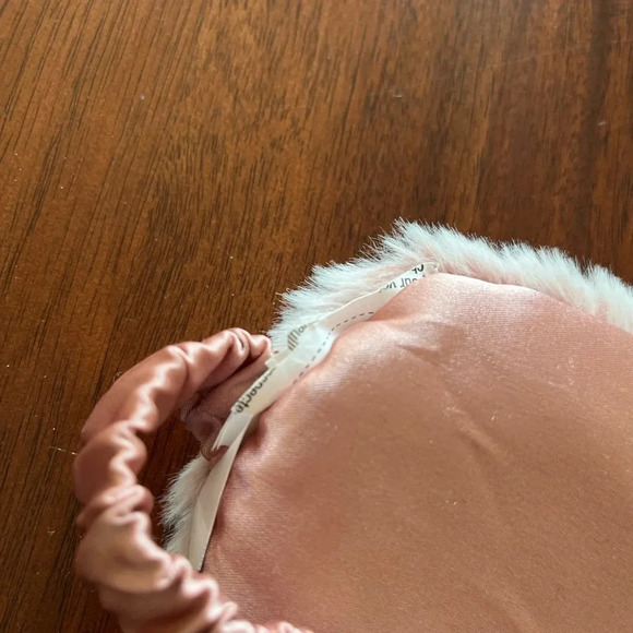 Light pink faux fur eye mask with beads inside - Picture 3 of 6